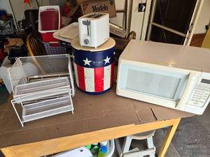 lot 118 image: Microwave, Toaster, Organizer and Stars and Stripes Container