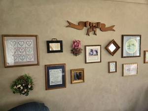 lot 161 image: Large Lot of Home Wall Decor