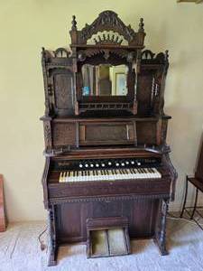 lot 1E image: Beautiful Vintage Working Pump Organ with Old Sheet Music