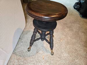 lot 1F image: Very Old Cool Piano  Organ Chair