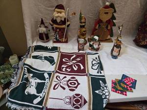 lot 214 image: Decorative Christmas Figures and Other Christmas Decor