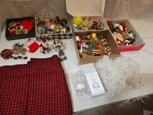 lot 224 image: Huge Lot of Christmas Ornaments and Other Christmas Decor