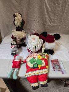 lot 230 image: Santa Clauses and Ornament Hooks