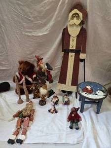 lot 232 image: Santa Figures, Mini Decor Table and Other Christmas Decor