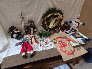 lot 241 image: Snowman, Wreath and Other Christmas and Winter Decor