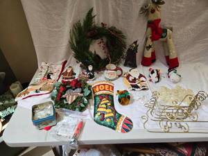 lot 246 image: Wreath, Reindeer, Santas and More Christmas Decor