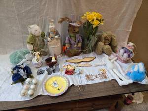 lot 260 image: Large Lot of Easter Bunnies and Easter Decor