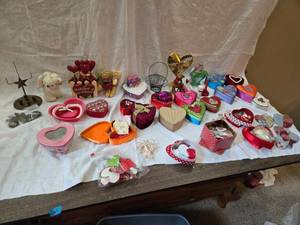 lot 261 image: Large Lot of Misc. Valentines Decor