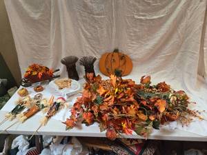 lot 265 image: Scarecrows and Other Fall Decor