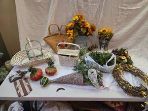 lot 268 image: Fall Related and Other Home Decor