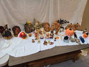 lot 269 image: Thanksgiving, Halloween and Fall Decor