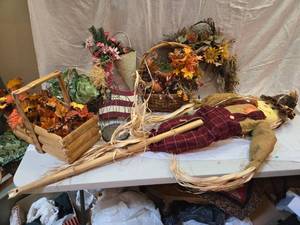lot 270 image: Scarecrow, Wood Box, Fall Decor