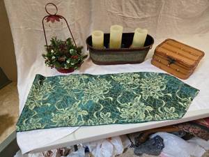 lot 281 image: Christmas Home Decor