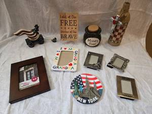 lot 289 image: Patriotic Decor, Picture Frames and Others