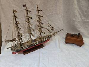 lot 290 image: 1869 Cutty Sark Ship, Small Wood Box with Duck on Top