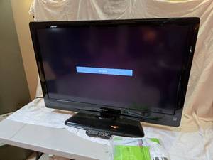 lot 313 image: 46 TV - Heavy, Powers On