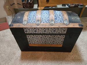 lot 312 image: Beautiful Old Vintage Trunk