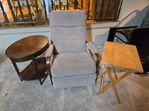 lot 315 image: Reclining Chair and 2 End Tables