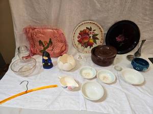 lot 323 image: Home Decor Items - Bowls, Plates and Other