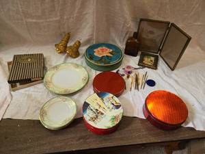 lot 325 image: Vintage Decorative Tins and Plates