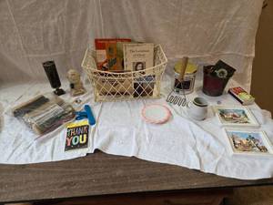lot 327 image: Small Old Milwaukee Ice Tub and Large Selection of Vintage and Decor Items