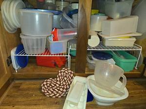 lot 342 image: Cabinet Full of Tupperware and Rubbermaid