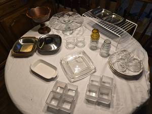 lot 355 image: Variety of Serving Trays, Bowls and Other