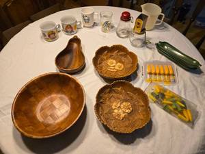 lot 363 image: Wooden Bowls and Other Kitchen Items