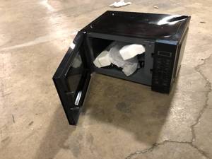 Magic Chef 0.7 cu. ft. 700-Watt Countertop Microwave in Black customer return see pictures