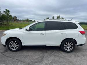 2013 Nissan Pathfinder SV - 4X4