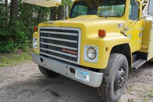 lot 1C image: 1988 International S-Series Bucket Truck - Runs and Operates