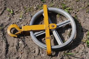 lot 10L image: Roofmaster Hoisting Wheel