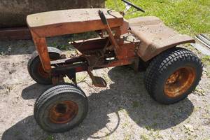 lot 19C image: Wheel-A-Matic 875 Tractor