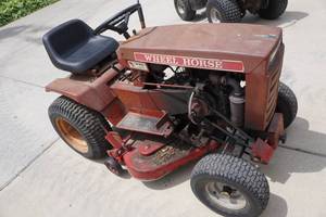 lot 1O image: Wheel Horse B-80 8-Speed Lawn Tractor