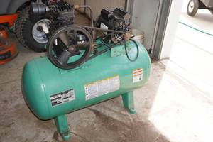 lot 19E image: Speed Aire 30 Gallon Horizontal Air Compressor
