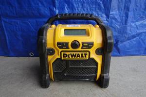 lot 239 image: DeWalt Work Site Radio -No Battery