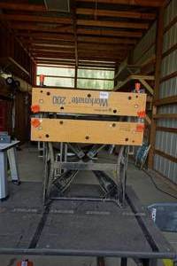 lot 253 image: Black & Decker Work Mate Portable Work Bench
