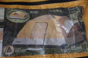 lot 226 image: Grizzly Den 8 Family Tent with Bay Windows