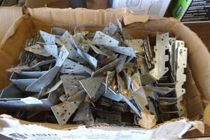 lot 111 image: Assorted Metal Braces & Brackets