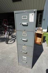 lot 12 image: Metal 4 Drawer File Cabinet