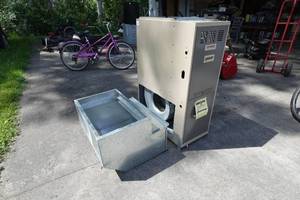 lot 10 image: Luxaire PCUHALD12N080B Natural Gas Furnace