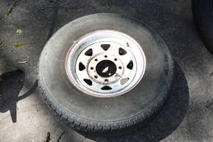 lot 26 image: 8-Bolt Spare Trailer Tire with Wheel ST23580R16