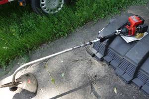 lot 17 image: Homelite 17 Cut Gas Weed Whip