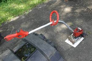 lot 21 image: Homelite 15 Cut Gas String Trimmer