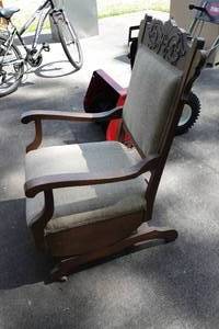 lot 19 image: Vintage Padded Rocking Chair