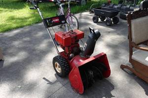 lot 9 image: Toro 24 Gas Powered Snow Thrower