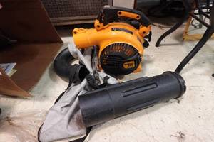lot 311 image: Poulan Pro 25cc Gas Leaf Blower