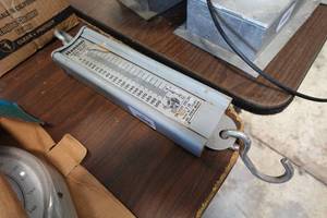 lot 42 image: Vintage Hanson Viking 200lb Scale Model No 8920