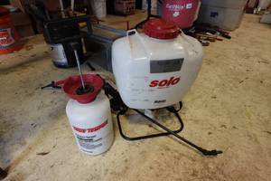 lot 52 image: Solo Backpack Sprayer with 1-Gallon Pressure Sprayer
