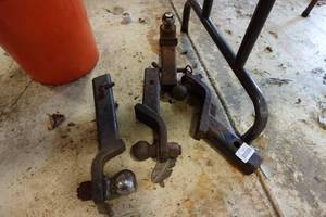 lot 117 image: 4 Hitch Receivers